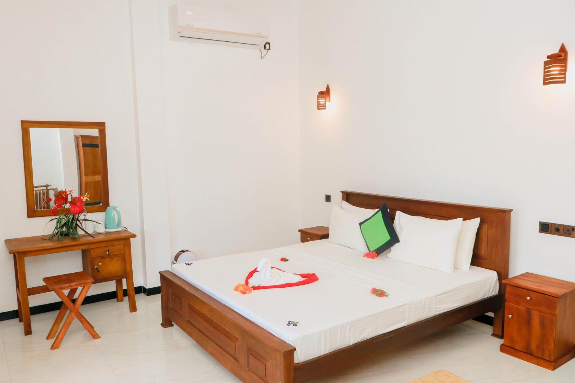 Dk Zur Einkehr Hotel Ahangama Kültér fotó